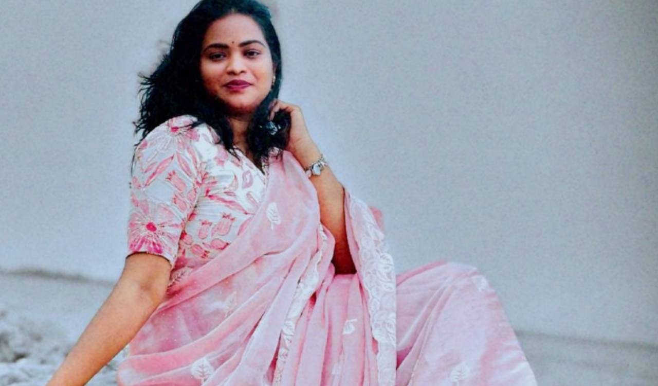 Aruna Arrest : లేడీడాన్ నిడిగుంట అరుణ అరెస్ట్.. కోవూరు పీఎస్కు తరలింపు Aruna Arrest : లేడీడాన్ నిడిగుంట అరుణ అరెస్ట్.. కోవూరు పీఎస్కు తరలింపు