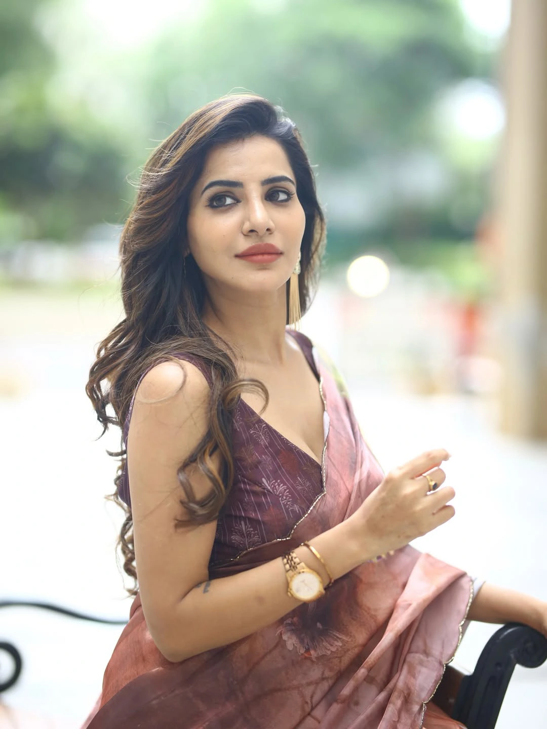 Ashu Reddy Stunning Looks in Saree