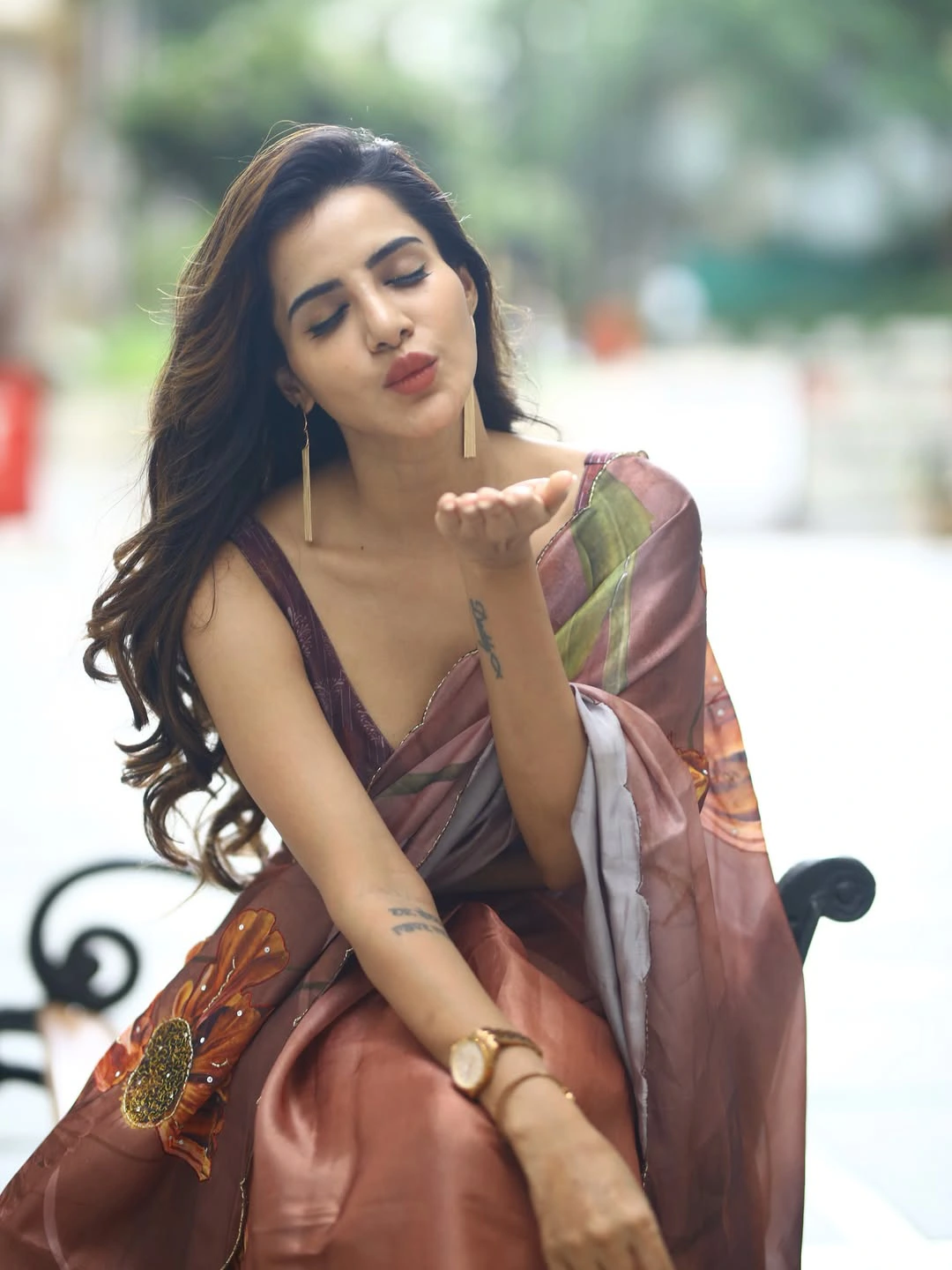 Ashu Reddy Stunning Looks in Saree