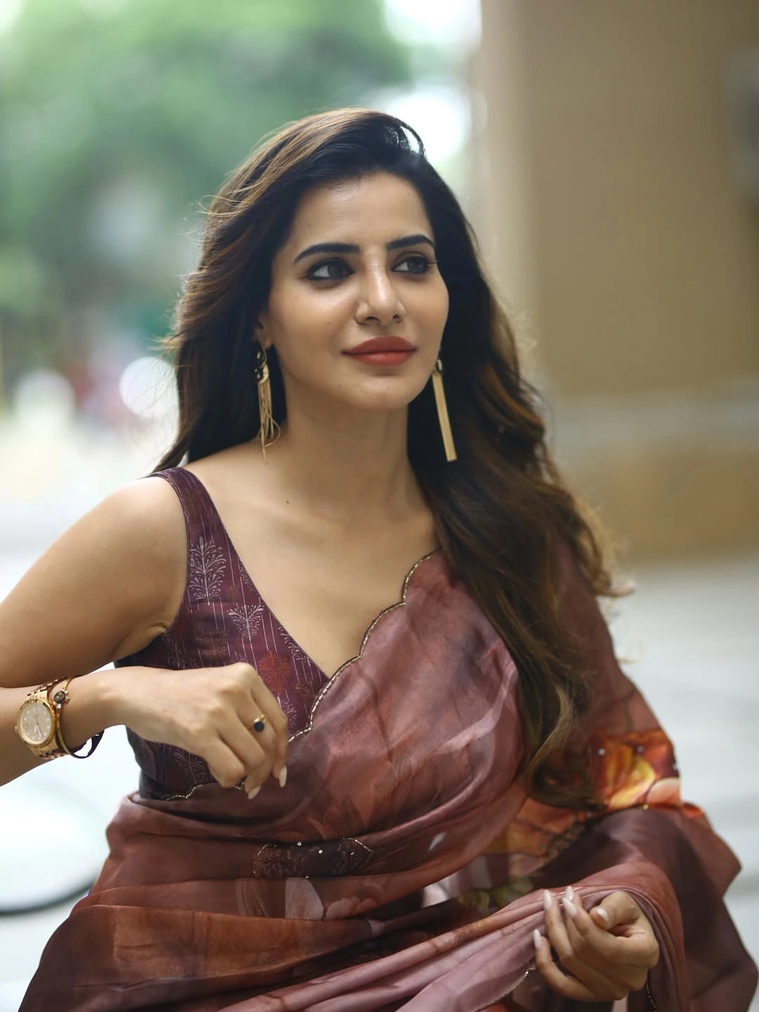 Ashu Reddy Stunning Looks in Saree