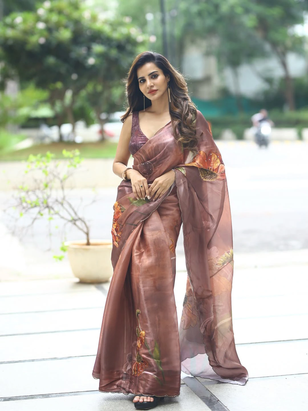 Ashu Reddy Stunning Looks in Saree