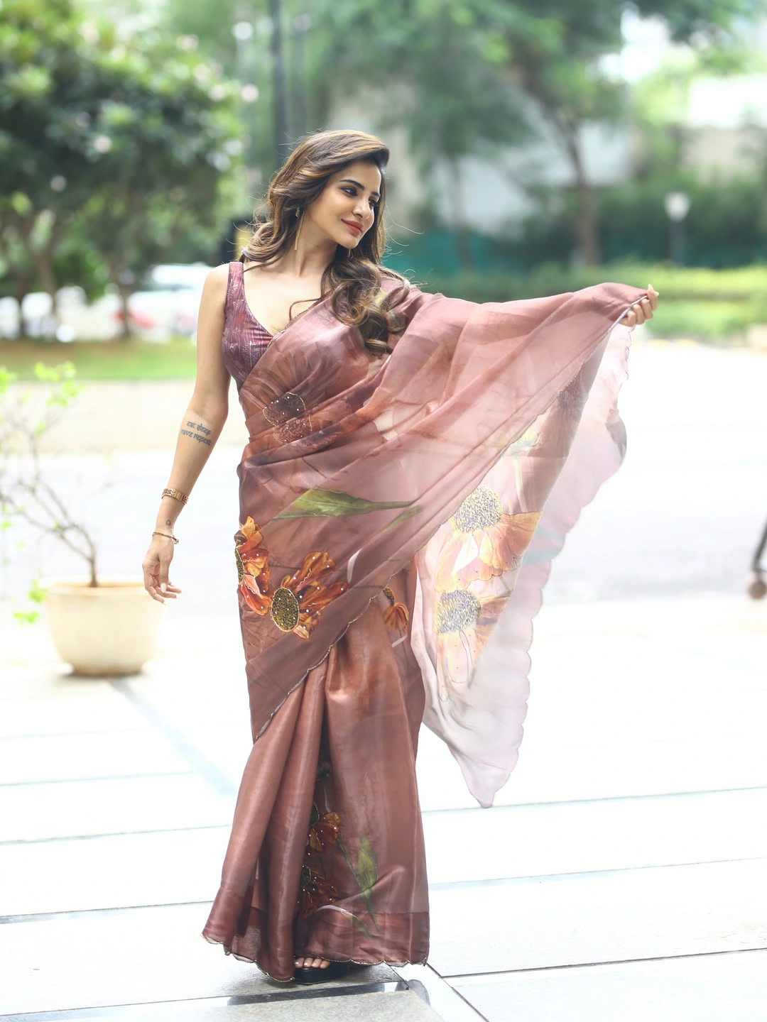 Ashu Reddy Stunning Looks in Saree