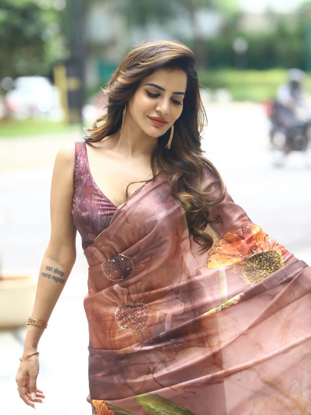 Ashu Reddy Stunning Looks in Saree