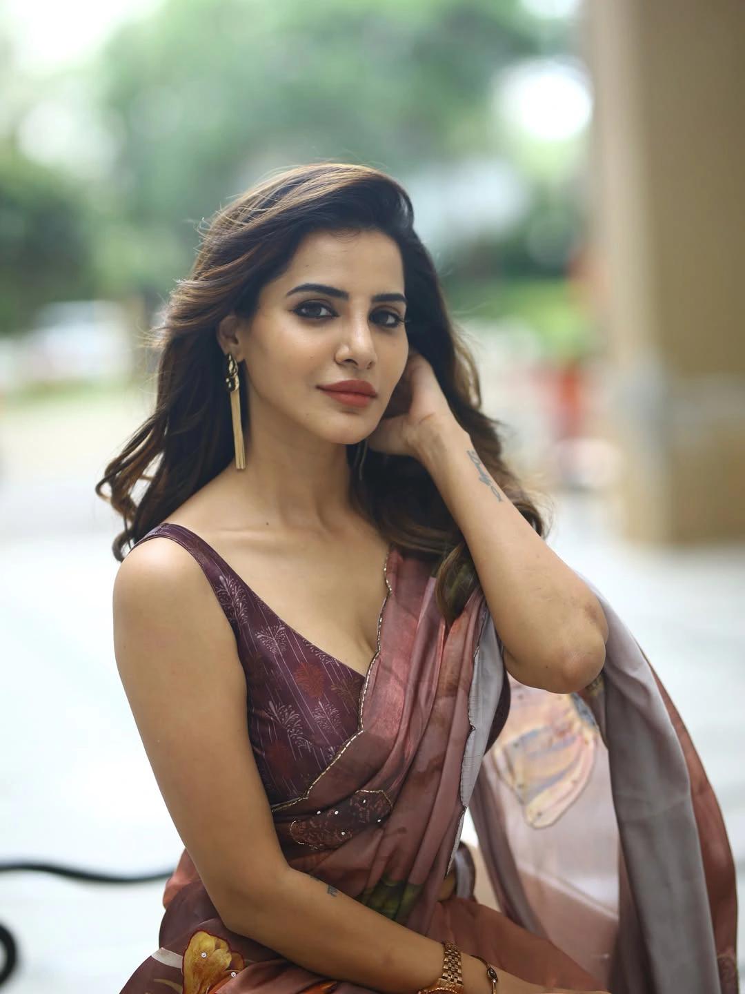 Ashu Reddy Stunning Looks in Saree