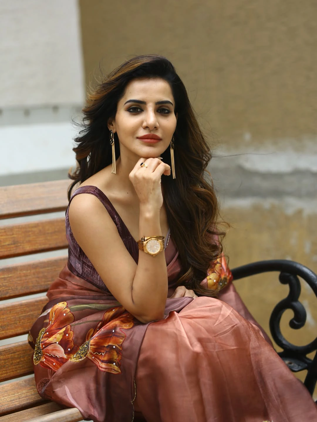 Ashu Reddy Stunning Looks in Saree