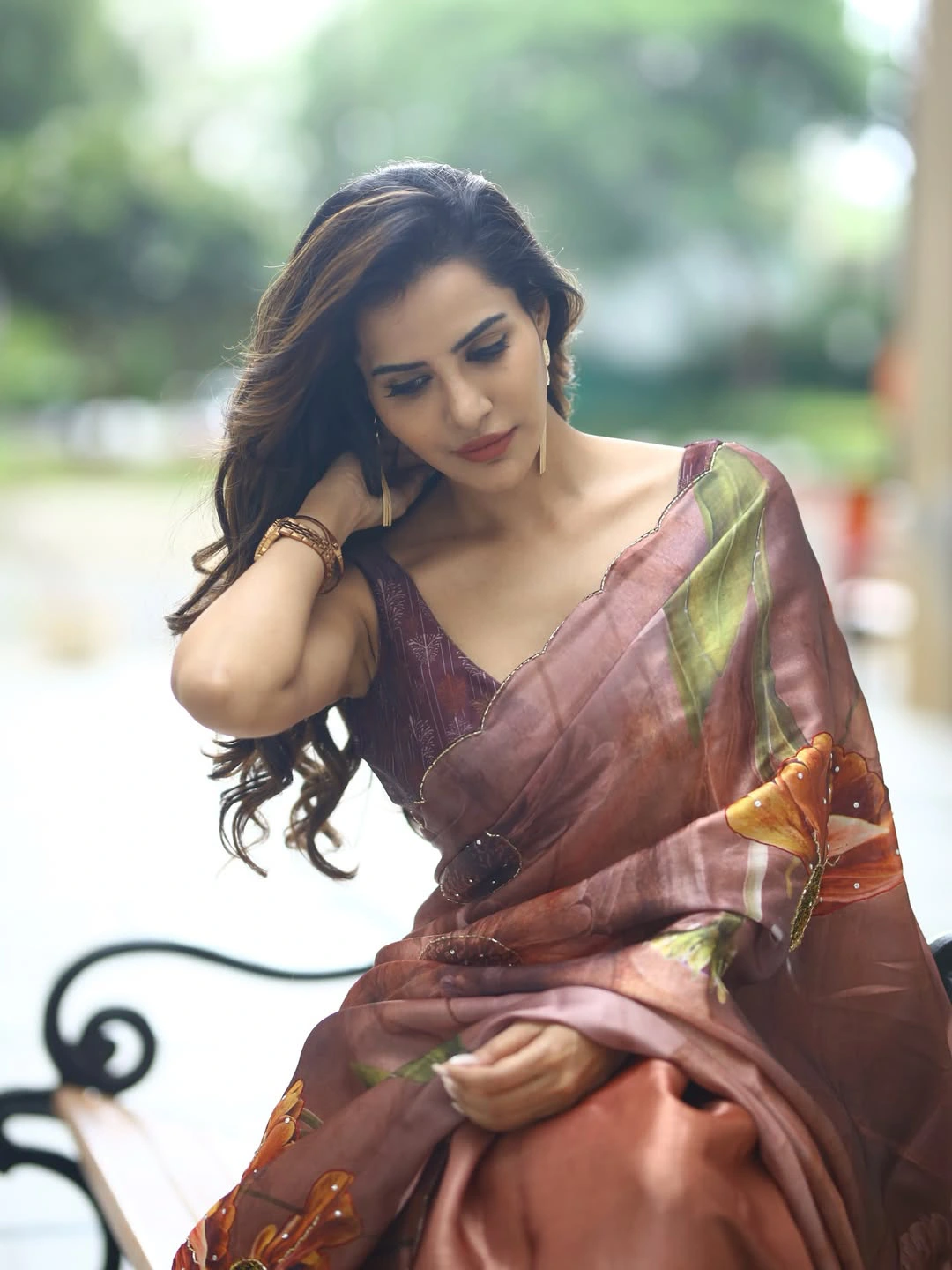 Ashu Reddy Stunning Looks in Saree