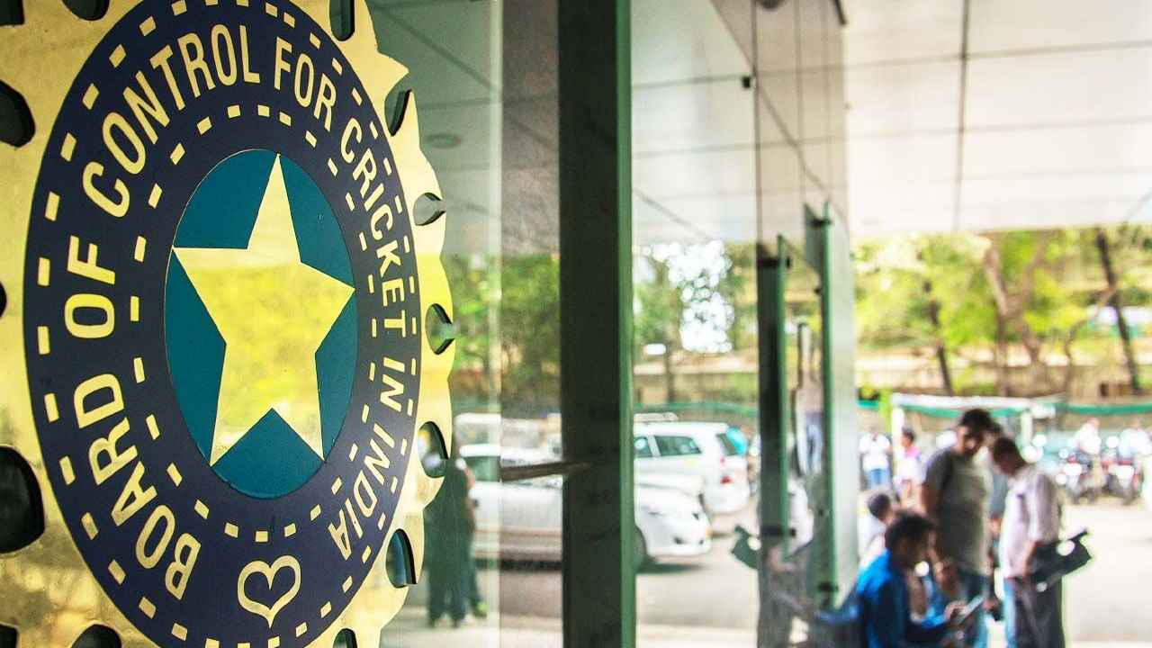 BCCI New Sponsor: డ్రీమ్ 11 ప్లేస్ లో కొత్త స్పాన్సర్స్ కోసం బీసీసీఐ వేట షురూ.. జెర్సీ స్పాన్సర్ కాంట్రాక్ట్ కి ఎన్ని వందల కోట్లు అవుతుందంటే.. BCCI New Sponsor: డ్రీమ్ 11 ప్లేస్ లో కొత్త స్పాన్సర్స్ కోసం బీసీసీఐ వేట షురూ.. జెర్సీ స్పాన్సర్ కాంట్రాక్ట్ కి ఎన్ని వందల కోట్లు అవుతుందంటే..