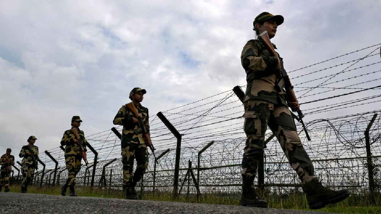 BSF Jobs: టెన్త్, ఐటీఐ అర్హతతో బీఎస్ఎఫ్లో ఉద్యోగాలు.. జీతం నెలకు 81వేలు.. పూర్తి వివరాలు.. BSF Jobs: టెన్త్, ఐటీఐ అర్హతతో బీఎస్ఎఫ్లో ఉద్యోగాలు.. జీతం నెలకు 81వేలు.. పూర్తి వివరాలు..