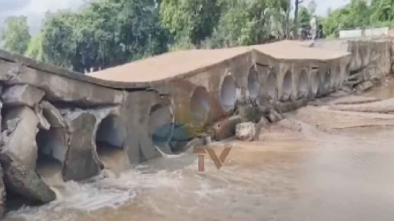 Bridge Collapse: ఏడాది కూడా అవ్వలేదు, రూ.70 లక్షలు వృథా..! అల్లూరి జిల్లాలో వాగు ఉధృతికి కూలిన బ్రిడ్జి.. Bridge Collapse: ఏడాది కూడా అవ్వలేదు, రూ.70 లక్షలు వృథా..! అల్లూరి జిల్లాలో వాగు ఉధృతికి కూలిన బ్రిడ్జి..