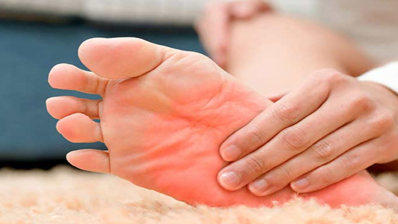 Burning Feet: అరికాళ్లలో మంటలు.. ఆ పెద్ద సమస్యకు సంకేతం కావచ్చు.. నిర్లక్ష్యం అస్సలే వద్దు Burning Feet: అరికాళ్లలో మంటలు.. ఆ పెద్ద సమస్యకు సంకేతం కావచ్చు.. నిర్లక్ష్యం అస్సలే వద్దు