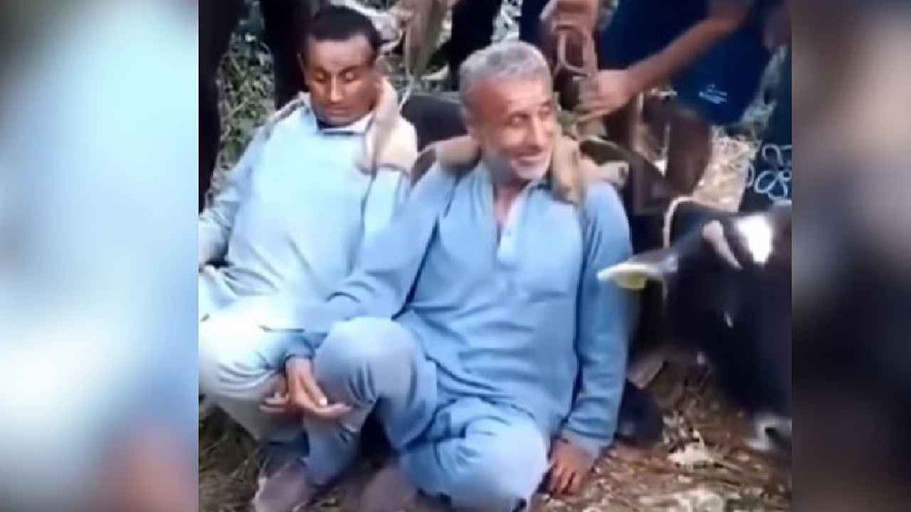 Sick Cow: రియల్ హీరోస్.. 200 కిలోల బరువున్న ఆవుని.. వీపు మీద మోస్తూ.. 3 కిమీ నడుస్తూ.. ఆసుపత్రికి తీసుకెళ్లిన సోదరులు.. Sick Cow: రియల్ హీరోస్.. 200 కిలోల బరువున్న ఆవుని.. వీపు మీద మోస్తూ.. 3 కిమీ నడుస్తూ.. ఆసుపత్రికి తీసుకెళ్లిన సోదరులు..