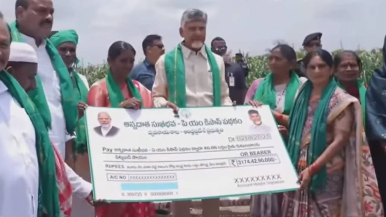 ‘అన్నదాత సుఖీభవ’ పథకాన్ని ప్రారంభించిన సీఎం చంద్రబాబు ‘అన్నదాత సుఖీభవ’ పథకాన్ని ప్రారంభించిన సీఎం చంద్రబాబు