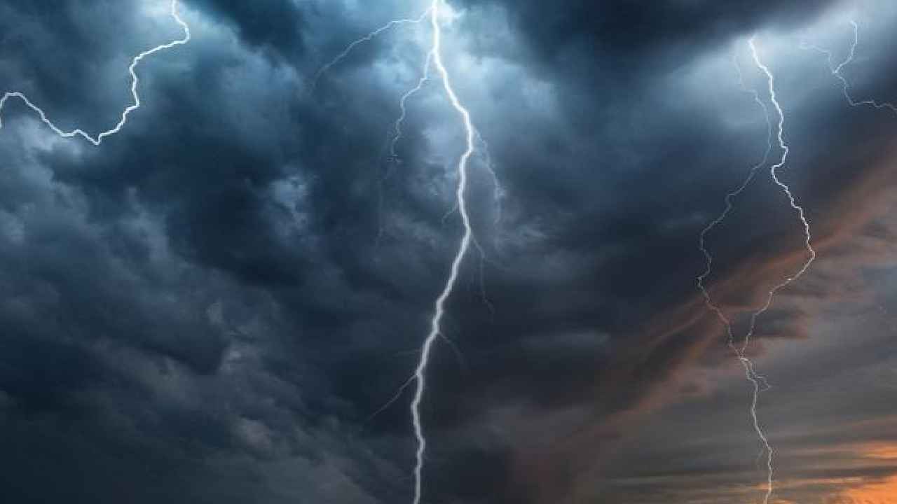 Cloud Burst: జనాల గుండెల్లో వణుకు పుట్టిస్తున్న క్లౌడ్ బాంబ్.. అసలేంటీ క్లౌడ్ బరస్ట్.. ఎందుకొస్తాయ్.. గుర్తించడం ఎలా? Cloud Burst: జనాల గుండెల్లో వణుకు పుట్టిస్తున్న క్లౌడ్ బాంబ్.. అసలేంటీ క్లౌడ్ బరస్ట్.. ఎందుకొస్తాయ్.. గుర్తించడం ఎలా?