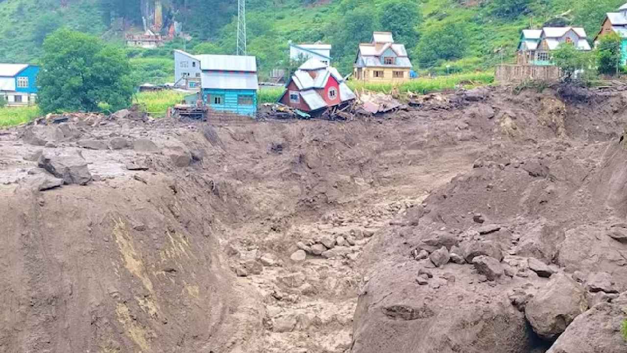 Jammu Kashmir Cloud Burst: జమ్ముకశ్మీర్లో క్లౌడ్ బరస్ట్ బీభత్సం.. 40మందికిపైగా భక్తులు మృతి.. 200 మంది గల్లంతు.. ఆలయానికి వెళ్లే సమయంలో ఘోరం.. Jammu Kashmir Cloud Burst: జమ్ముకశ్మీర్లో క్లౌడ్ బరస్ట్ బీభత్సం.. 40మందికిపైగా భక్తులు మృతి.. 200 మంది గల్లంతు.. ఆలయానికి వెళ్లే సమయంలో ఘోరం..