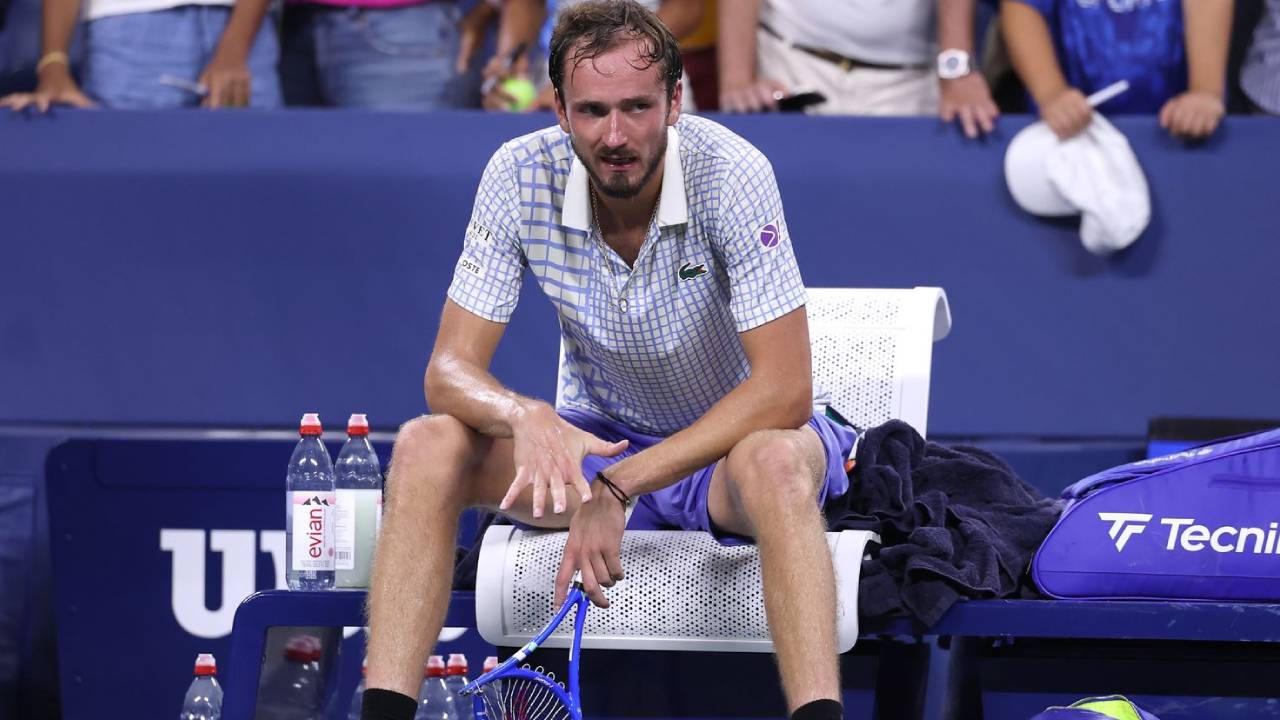 Daniil Medvedev : రష్యా టెన్నిస్ ఆటగాడు డేనియల్ మెద్వెదేవ్కు భారీ జరిమానా.. Daniil Medvedev : రష్యా టెన్నిస్ ఆటగాడు డేనియల్ మెద్వెదేవ్కు భారీ జరిమానా..