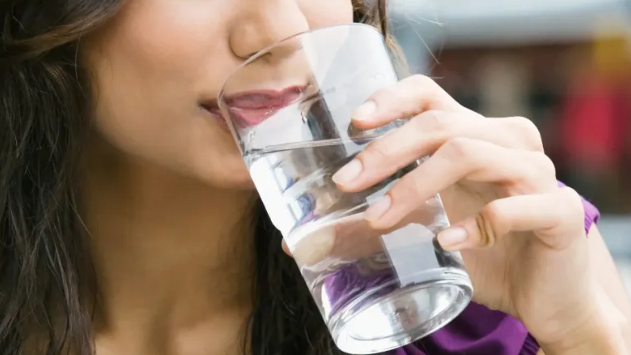 Health Tips: నీళ్లు అధికంగా తాగుతున్నారా.. ప్రమాదంలో కిడ్నీలు.. జాగ్రత్త సుమీ Health Tips: నీళ్లు అధికంగా తాగుతున్నారా.. ప్రమాదంలో కిడ్నీలు.. జాగ్రత్త సుమీ