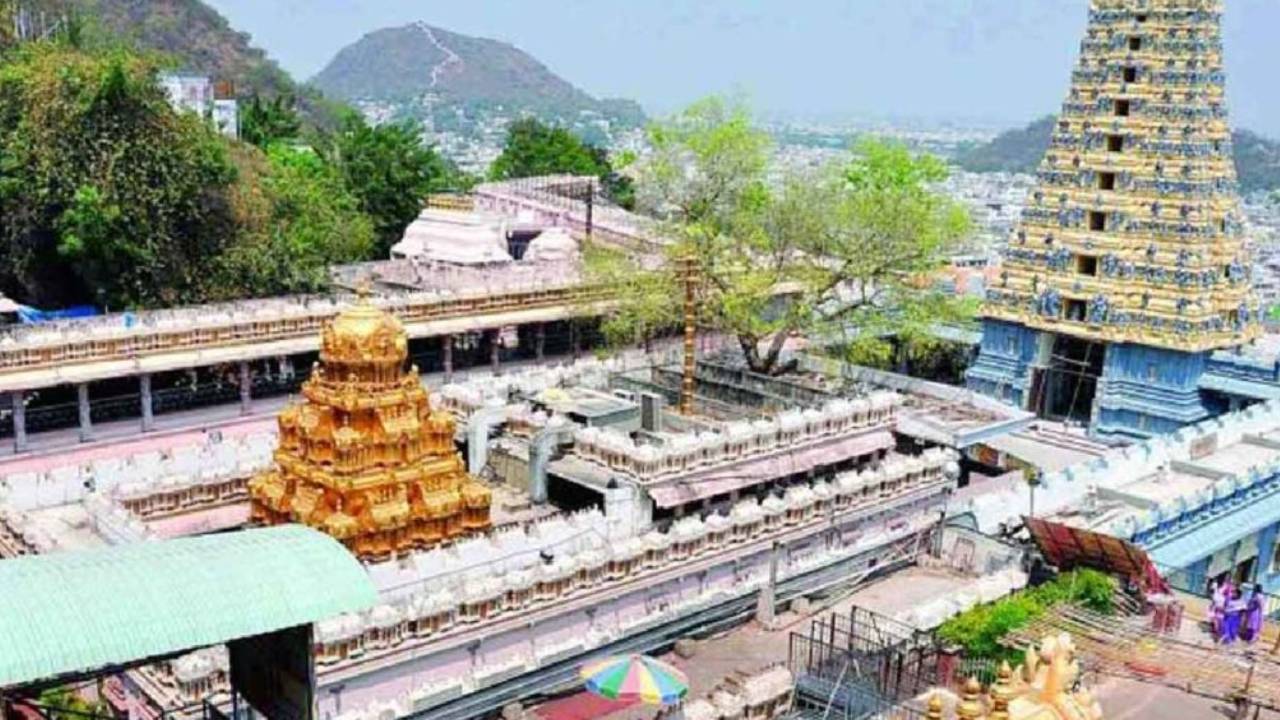 Durga Temple : విజయవాడ దుర్గగుడికి వెళ్లే భక్తులకు అలర్ట్.. గుడికి వెళ్లే ముందు ఈ కొత్త రూల్స్ తెలుసుకోండి.. Durga Temple : విజయవాడ దుర్గగుడికి వెళ్లే భక్తులకు అలర్ట్.. గుడికి వెళ్లే ముందు ఈ కొత్త రూల్స్ తెలుసుకోండి..