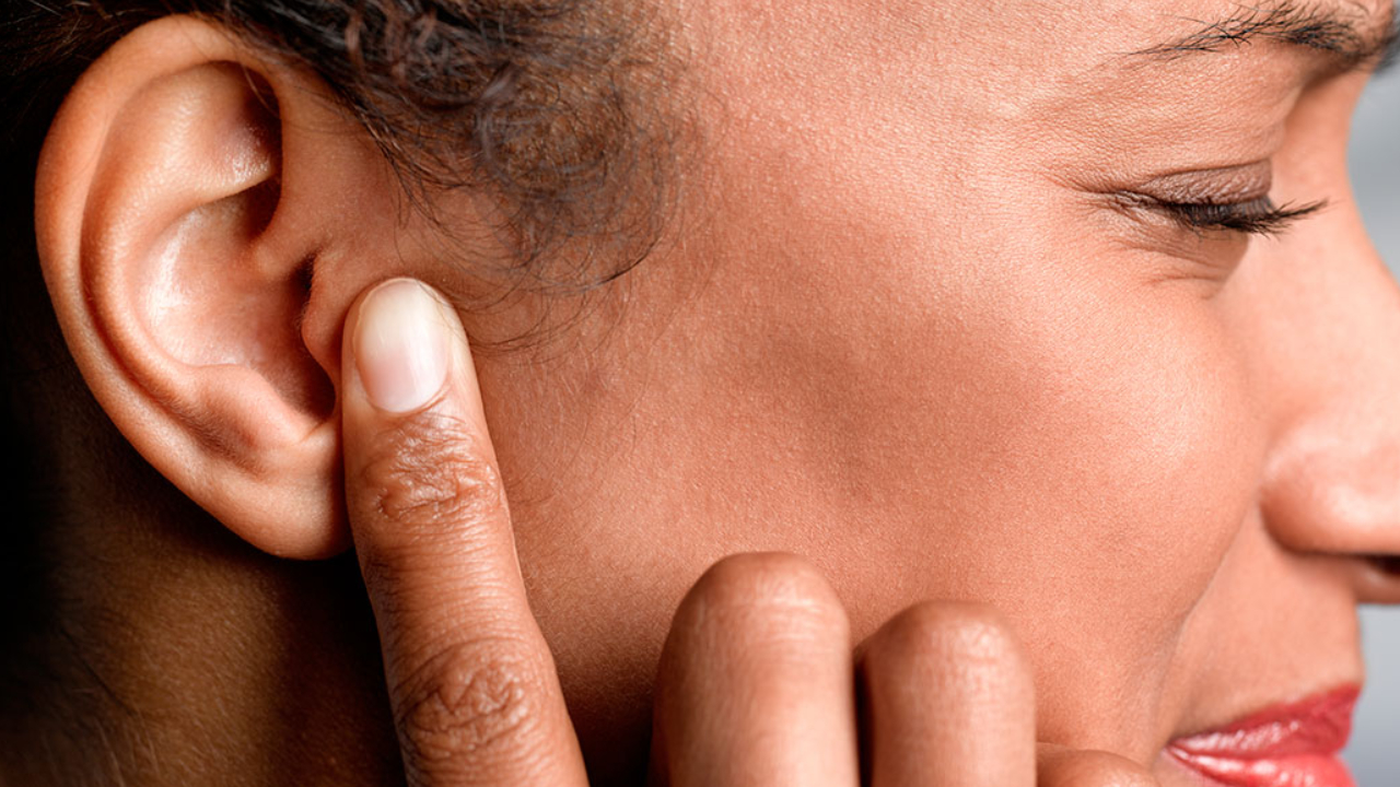 Ear Health: తరుచూ చెవులు గడలు పడుతున్నాయా.. అయితే అది ఈ వ్యాధి సంకేతమే.. నిర్లక్ష్యం అస్సలే వద్దు Ear Health: తరుచూ చెవులు గడలు పడుతున్నాయా.. అయితే అది ఈ వ్యాధి సంకేతమే.. నిర్లక్ష్యం అస్సలే వద్దు