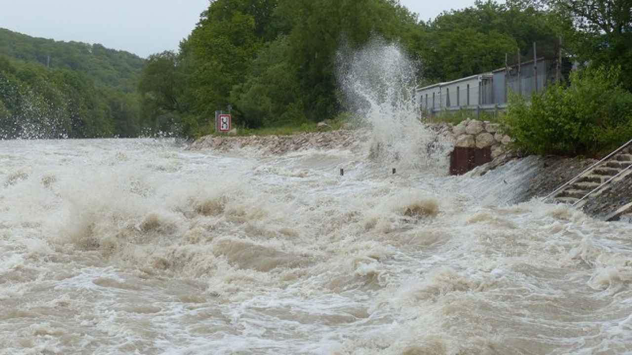 Flash Floods: కోస్తాంధ్రకు ఫ్లాష్ ఫ్లడ్స్ ముప్పు..! ఈ జిల్లాలకు వాన గండం.. భారీ నుంచి అతి భారీ వర్షాలు కురిసే అవకాశం.. Flash Floods: కోస్తాంధ్రకు ఫ్లాష్ ఫ్లడ్స్ ముప్పు..! ఈ జిల్లాలకు వాన గండం.. భారీ నుంచి అతి భారీ వర్షాలు కురిసే అవకాశం..
