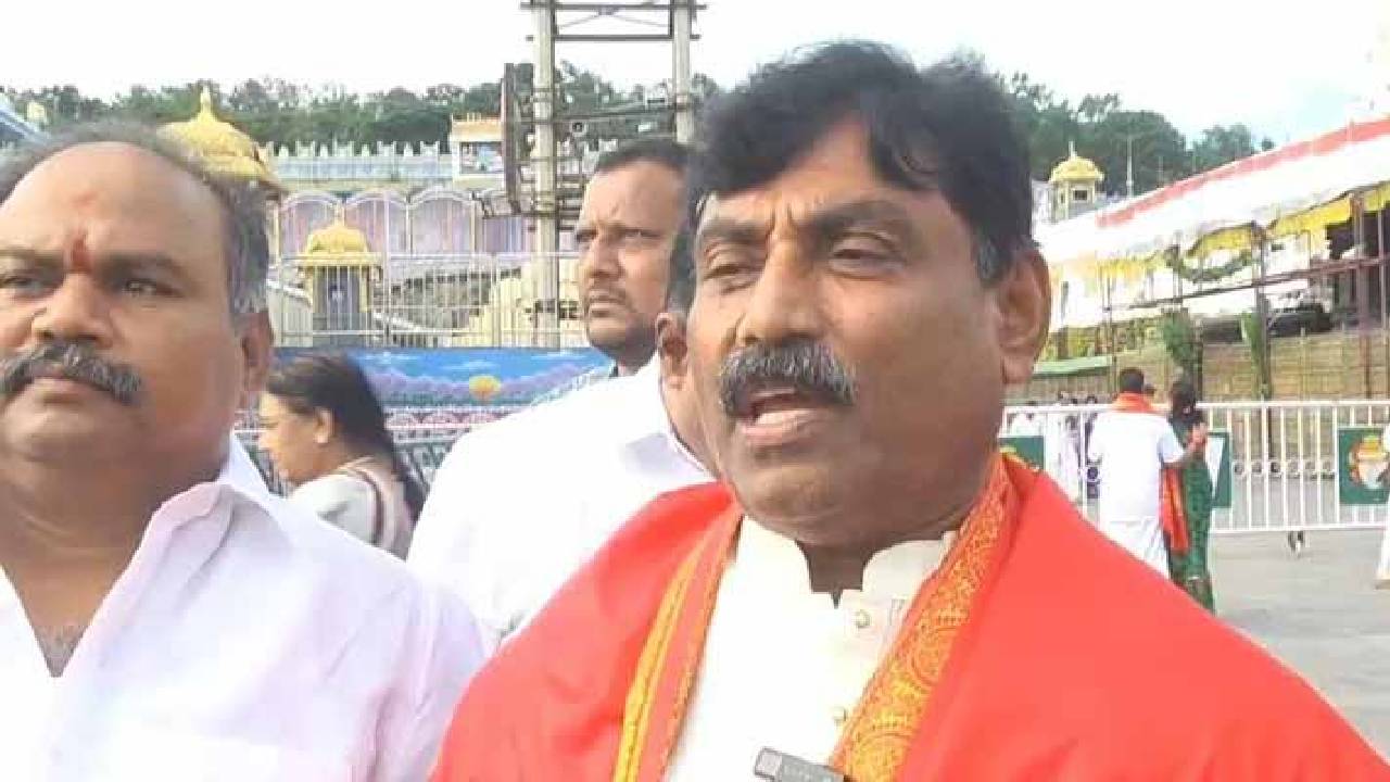 తిరుమలలో నిబంధనల ఉల్లంఘన.. వైసీపీ మాజీ ఎమ్మెల్యే రవీంద్రనాథ్ రాజకీయ కామెంట్స్ తిరుమలలో నిబంధనల ఉల్లంఘన.. వైసీపీ మాజీ ఎమ్మెల్యే రవీంద్రనాథ్ రాజకీయ కామెంట్స్