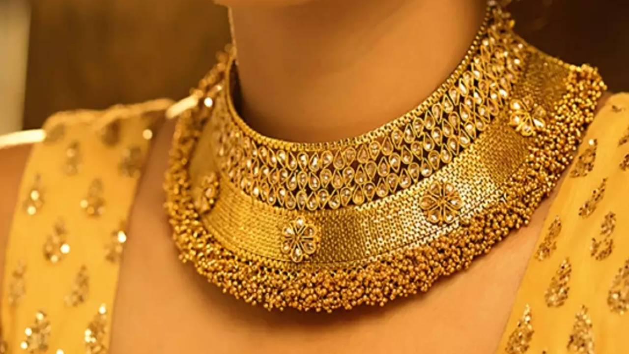 Gold Rate: పసిడి ప్రియులకు అదిరే శుభవార్త.. రాత్రికిరాత్రే సీన్ రివర్స్.. తెలుగు రాష్ట్రాల్లో తులం గోల్డ్ ఎంతుందంటే..? Gold Rate: పసిడి ప్రియులకు అదిరే శుభవార్త.. రాత్రికిరాత్రే సీన్ రివర్స్.. తెలుగు రాష్ట్రాల్లో తులం గోల్డ్ ఎంతుందంటే..?