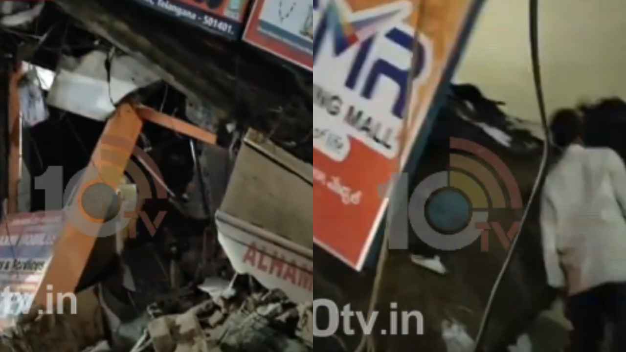 Gas Cylinder Blast: బాబోయ్.. బాంబులా పేలిపోయిన గ్యాస్ సిలిండర్.. రోడ్డుపై వెళ్తున్న వ్యక్తి మృతి.. మేడ్చల్ జిల్లాలో ఘోర ప్రమాదం.. Gas Cylinder Blast: బాబోయ్.. బాంబులా పేలిపోయిన గ్యాస్ సిలిండర్.. రోడ్డుపై వెళ్తున్న వ్యక్తి మృతి.. మేడ్చల్ జిల్లాలో ఘోర ప్రమాదం..