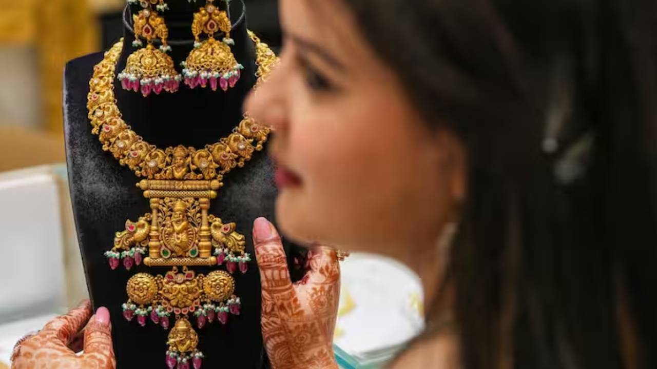 Gold Silver Price Today : పండుగ వేళ దెబ్బకొట్టిన ట్రంప్.. బంగారం, వెండి ధరల్లో కీలక మార్పులు.. నేటి ధరలు ఇలా.. Gold Silver Price Today : పండుగ వేళ దెబ్బకొట్టిన ట్రంప్.. బంగారం, వెండి ధరల్లో కీలక మార్పులు.. నేటి ధరలు ఇలా..