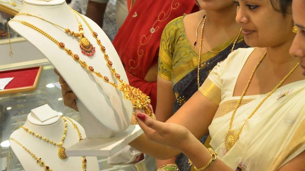 Gold Price Increased : వామ్మో.. గట్టి దెబ్బకొట్టిన బంగారం, వెండి ధరలు.. తులం గోల్డ్ రేటు ఎంత పెరిగిందో తెలుసా..? హైదరాబాద్లో అయితే.. Gold Price Increased : వామ్మో.. గట్టి దెబ్బకొట్టిన బంగారం, వెండి ధరలు.. తులం గోల్డ్ రేటు ఎంత పెరిగిందో తెలుసా..? హైదరాబాద్లో అయితే..
