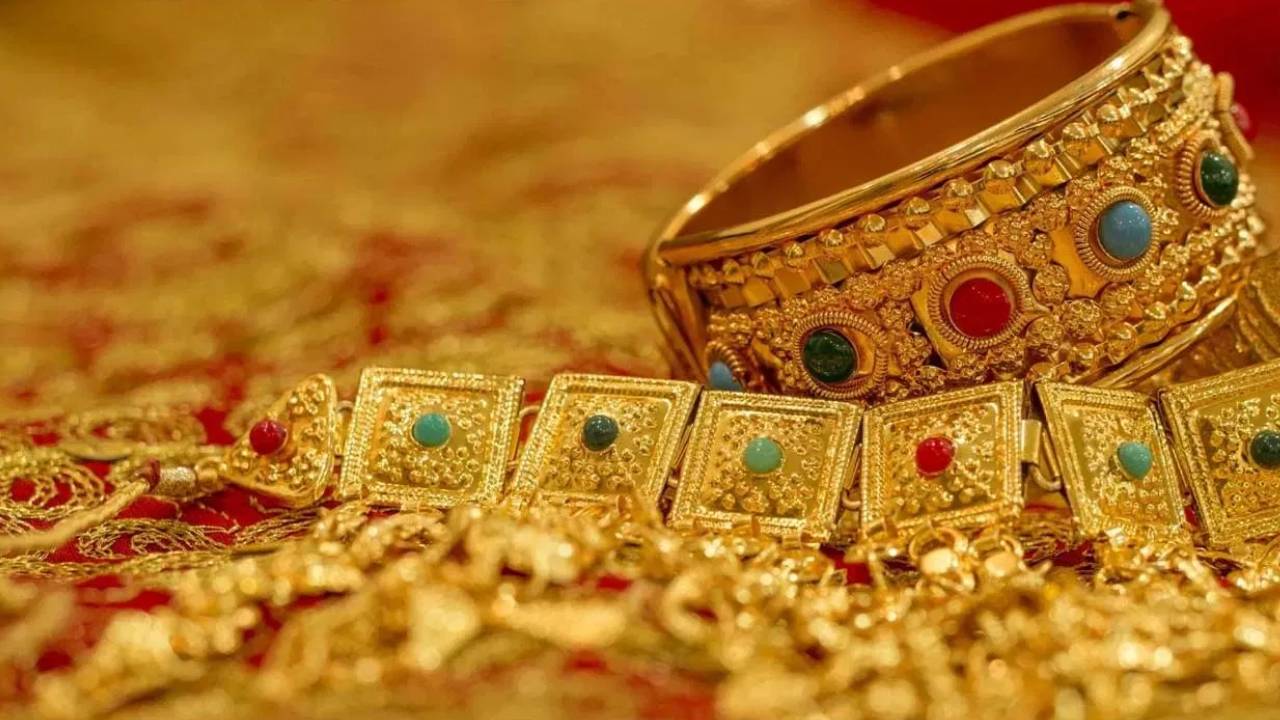Gold Rates : మరోసారి భారీగా తగ్గిన గోల్డ్ రేటు.. వినాయక చవితి నాటికి పసిడి ధర మరింత తగ్గబోతుందా.. కారణాలు ఇవే.. Gold Rates : మరోసారి భారీగా తగ్గిన గోల్డ్ రేటు.. వినాయక చవితి నాటికి పసిడి ధర మరింత తగ్గబోతుందా.. కారణాలు ఇవే..