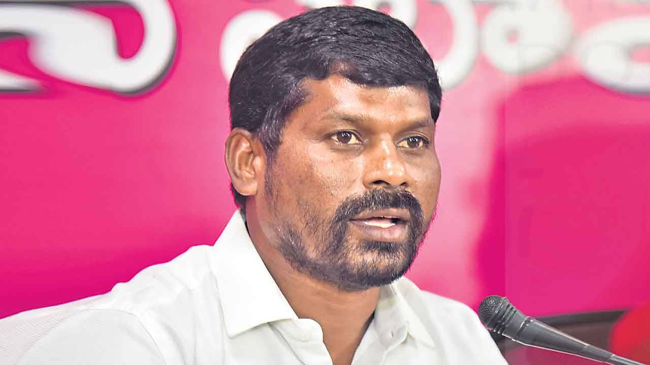బీఆర్ఎస్కు షాక్.. పార్టీకి అచ్చంపేట మాజీ ఎమ్మెల్యే గువ్వల బాలరాజు రాజీనామా బీఆర్ఎస్కు షాక్.. పార్టీకి అచ్చంపేట మాజీ ఎమ్మెల్యే గువ్వల బాలరాజు రాజీనామా