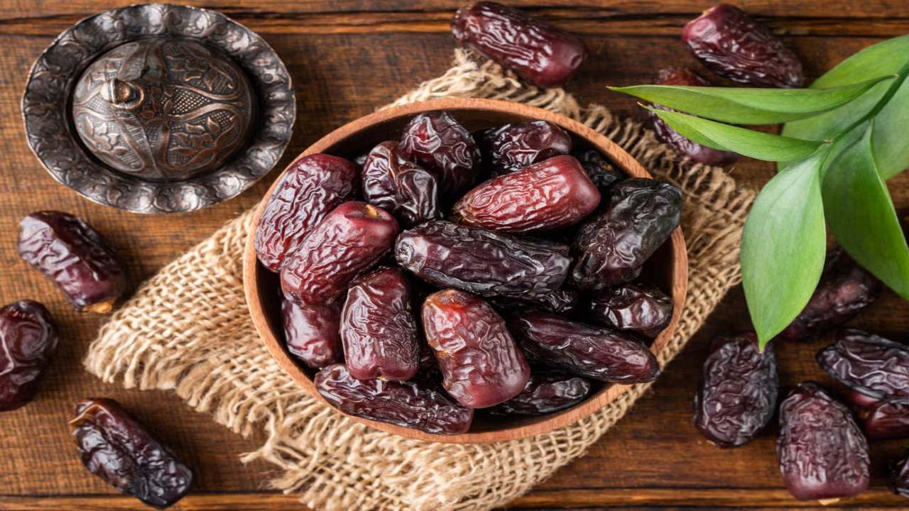 Black Dates: నల్ల ఖర్జూరం ఒక అద్భుతం.. రోజూ తినడం వల్ల ఎన్ని లాభాలు ఉన్నాయో తెలుసా? Black Dates: నల్ల ఖర్జూరం ఒక అద్భుతం.. రోజూ తినడం వల్ల ఎన్ని లాభాలు ఉన్నాయో తెలుసా?