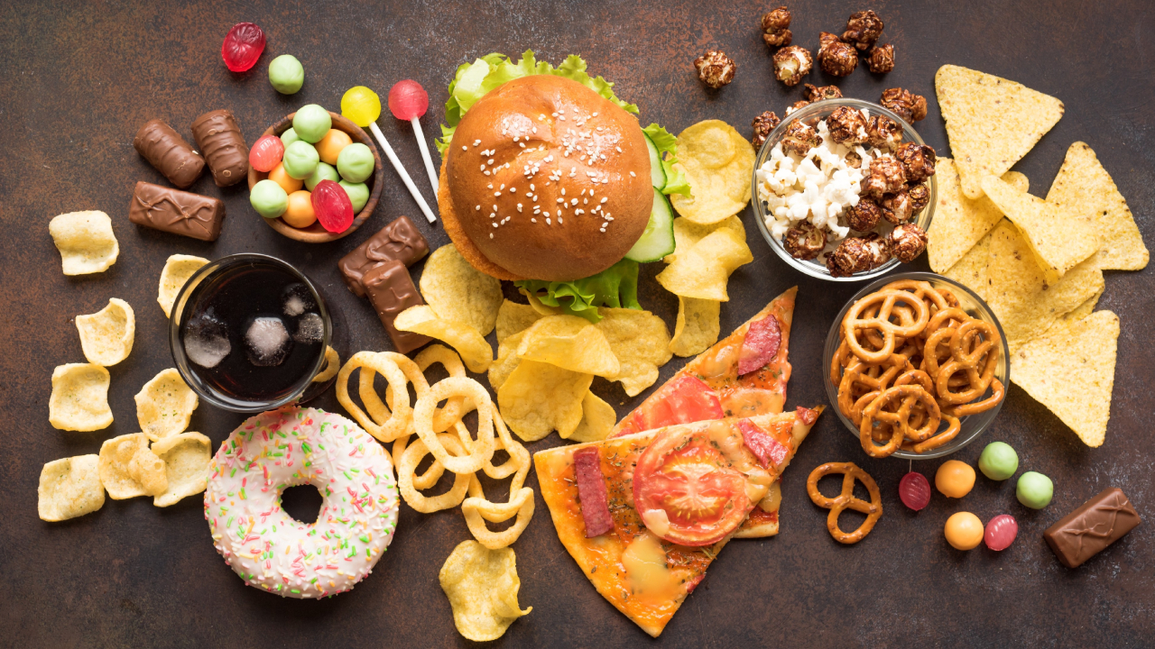 Junk Food: జంక్ ఫుడ్ ఎక్కువగా తింటున్నారా? ఆరోగ్యాన్ని పనంగా పెట్టినట్టే.. ఈ తిప్పలు తప్పవు Junk Food: జంక్ ఫుడ్ ఎక్కువగా తింటున్నారా? ఆరోగ్యాన్ని పనంగా పెట్టినట్టే.. ఈ తిప్పలు తప్పవు
