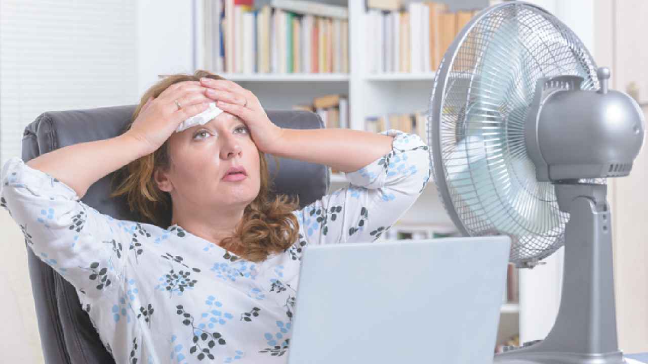 Heart Attack With Fan: బాబోయ్.. ఫ్యాన్ వేసుకుని నిద్రపోతున్నారా? గుండెపోటు వచ్చే ప్రమాదం..! అధ్యయనంలో షాకింగ్ విషయాలు.. Heart Attack With Fan: బాబోయ్.. ఫ్యాన్ వేసుకుని నిద్రపోతున్నారా? గుండెపోటు వచ్చే ప్రమాదం..! అధ్యయనంలో షాకింగ్ విషయాలు..