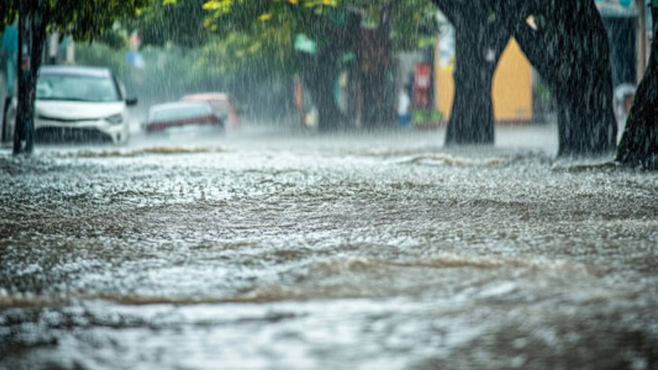 AP Weather Update: ఏపీలో వాయుగుండం ఎఫెక్ట్.. వాతావరణ శాఖ హెచ్చరికలు.. ఈ జిల్లాలు బీ కేర్ ఫుల్ AP Weather Update: ఏపీలో వాయుగుండం ఎఫెక్ట్.. వాతావరణ శాఖ హెచ్చరికలు.. ఈ జిల్లాలు బీ కేర్ ఫుల్