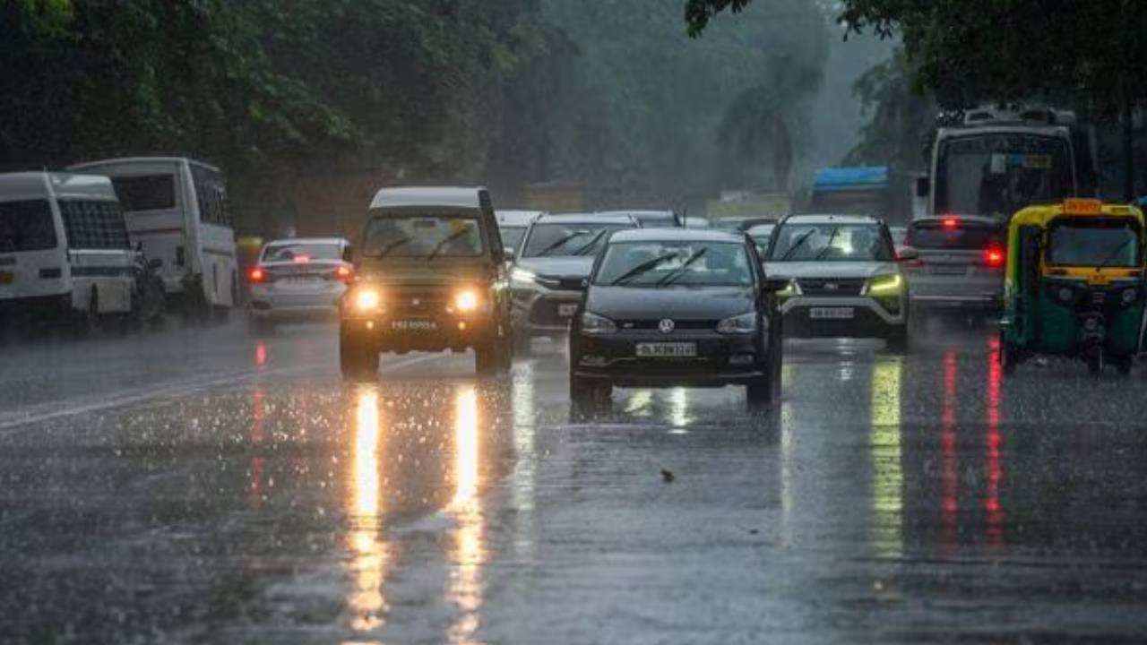 Heavy Rains: తెలంగాణలో నేడు భారీ వర్షాలు.. ఈ జిల్లాలకు రెడ్ అలర్ట్.. మూడు జిల్లాల్లో పాఠశాలలకు సెలవులు.. బయటకు రావొద్దంటూ హెచ్చరికలు Heavy Rains: తెలంగాణలో నేడు భారీ వర్షాలు.. ఈ జిల్లాలకు రెడ్ అలర్ట్.. మూడు జిల్లాల్లో పాఠశాలలకు సెలవులు.. బయటకు రావొద్దంటూ హెచ్చరికలు