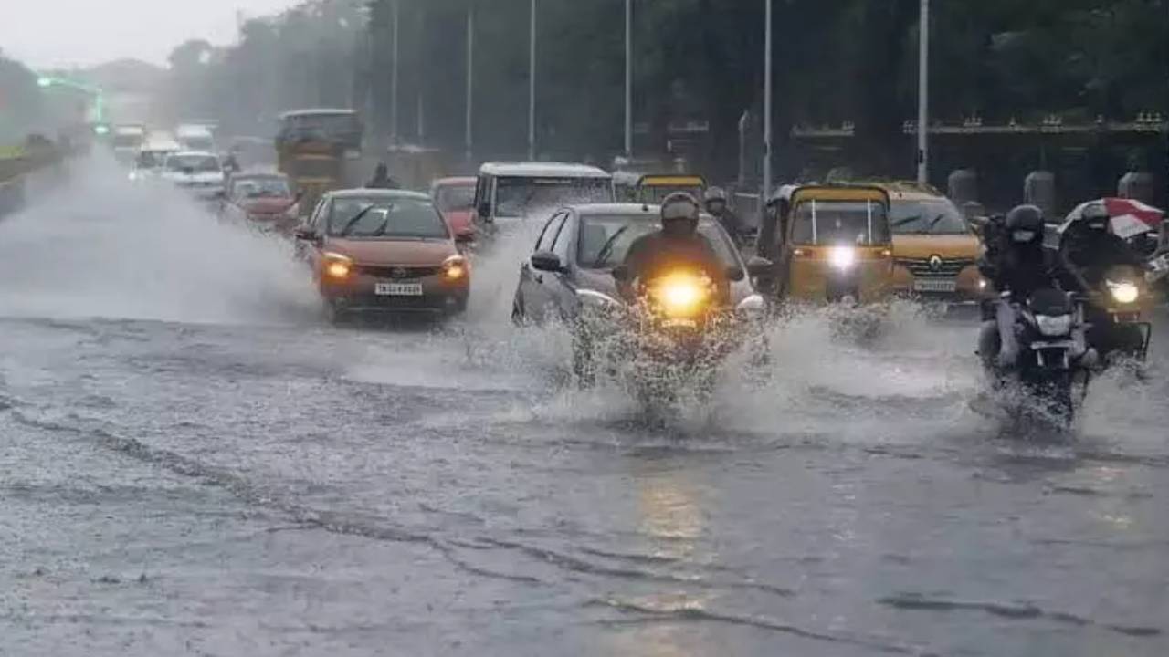 కొన్ని గంటల్లో దంచికొట్టనున్నవానలు.. ఈ జిల్లాల ప్రజలు జాగ్రత్త.. పిడుగులు, ఉరుములతో కుండపోత వర్షం కురిసే చాన్స్.. కొన్ని గంటల్లో దంచికొట్టనున్నవానలు.. ఈ జిల్లాల ప్రజలు జాగ్రత్త.. పిడుగులు, ఉరుములతో కుండపోత వర్షం కురిసే చాన్స్..