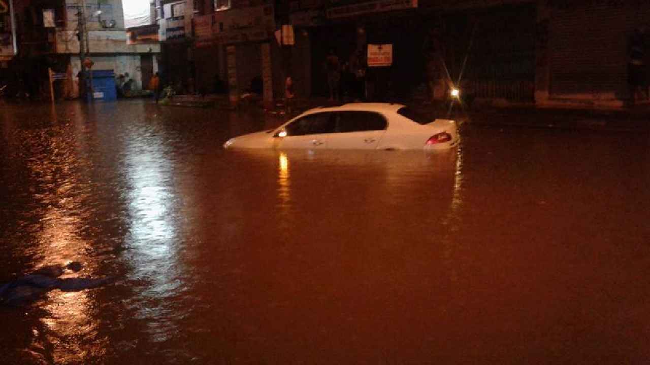 Hyderabad Rains: 3 గంటలు నాన్ స్టాప్.. హైదరాబాద్ లో కుమ్మేసిన వర్షం.. ఎటుచూసినా నీళ్లే.. Hyderabad Rains: 3 గంటలు నాన్ స్టాప్.. హైదరాబాద్ లో కుమ్మేసిన వర్షం.. ఎటుచూసినా నీళ్లే..