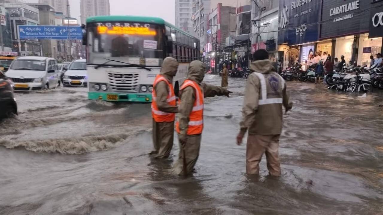 Hyderabad: హైదరాబాద్ వాసులకు బిగ్ అలర్ట్.. ఇవాళ సాయంత్రం ఆ ప్రాంతాల్లో భారీ వర్ష సూచన.. హెల్ప్లైన్ ఫోన్ నంబర్లు ఇవే.. Hyderabad: హైదరాబాద్ వాసులకు బిగ్ అలర్ట్.. ఇవాళ సాయంత్రం ఆ ప్రాంతాల్లో భారీ వర్ష సూచన.. హెల్ప్లైన్ ఫోన్ నంబర్లు ఇవే..