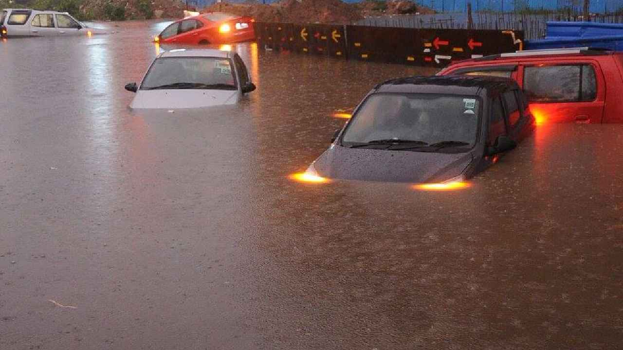 Hyderabad Rains: హైదరాబాద్లో వర్ష బీభత్సం.. శేరిలింగంపల్లిలో 12 సెంటీమీటర్ల వర్షపాతం నమోదు.. కలెక్టరేట్లో కంట్రోల్ రూమ్ Hyderabad Rains: హైదరాబాద్లో వర్ష బీభత్సం.. శేరిలింగంపల్లిలో 12 సెంటీమీటర్ల వర్షపాతం నమోదు.. కలెక్టరేట్లో కంట్రోల్ రూమ్