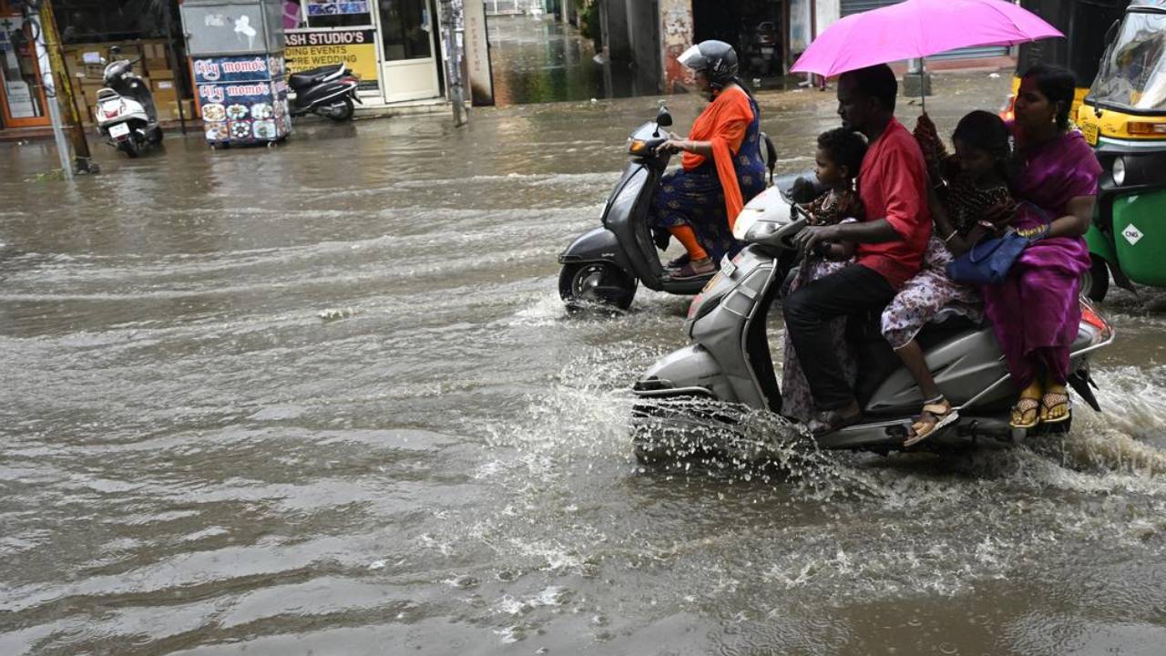 హైదరాబాద్ వాసులకు హైఅలర్ట్.. ఇవాళ మధ్యాహ్నం తరువాత ఈ ప్రాంతాల్లో భారీ వర్షం.. బయటకు రావొద్దు.. హైదరాబాద్ వాసులకు హైఅలర్ట్.. ఇవాళ మధ్యాహ్నం తరువాత ఈ ప్రాంతాల్లో భారీ వర్షం.. బయటకు రావొద్దు..