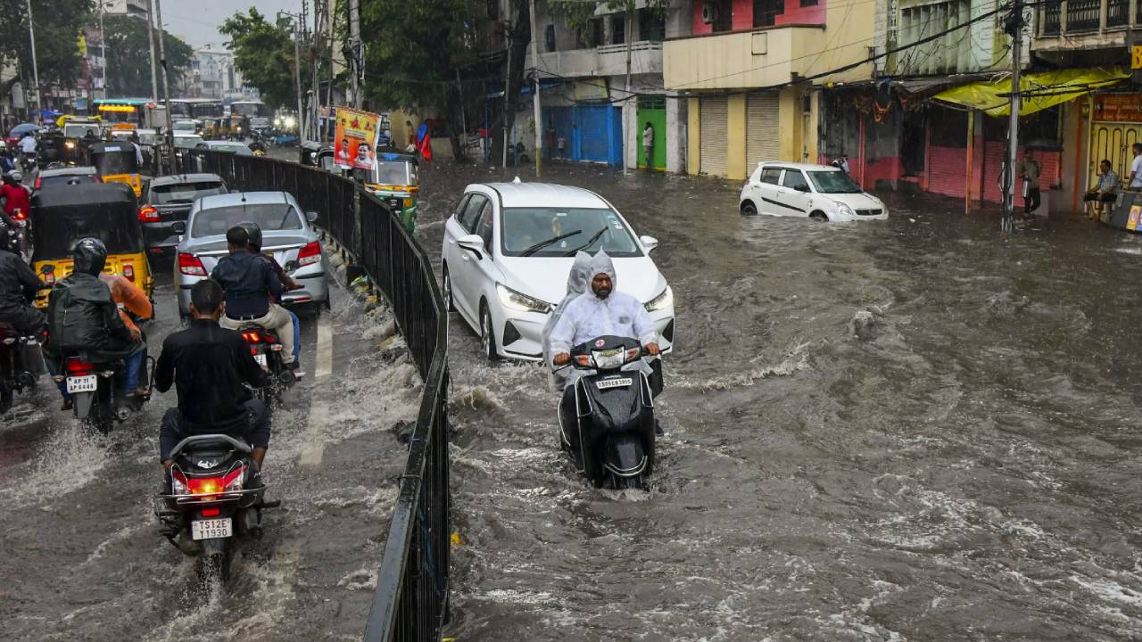 హైదరాబాద్ వాసులకు బిగ్అలర్ట్.. మరో నాలుగు రోజులు దంచికొట్టనున్న వానలు.. అధికార యంత్రాంగానికి సీఎం కీలక ఆదేశాలు.. నేడు ఆ ప్రాంతాల్లో వర్షం.. హైదరాబాద్ వాసులకు బిగ్అలర్ట్.. మరో నాలుగు రోజులు దంచికొట్టనున్న వానలు.. అధికార యంత్రాంగానికి సీఎం కీలక ఆదేశాలు.. నేడు ఆ ప్రాంతాల్లో వర్షం..