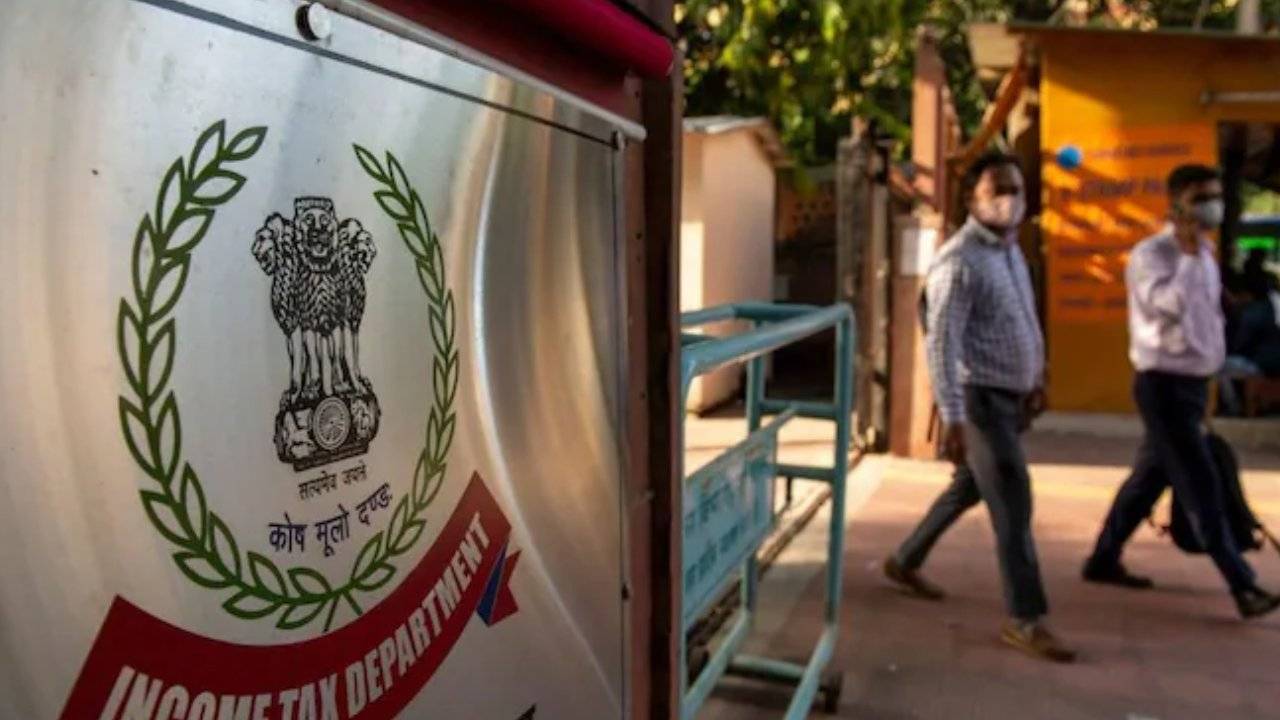 Ranjith Reddy IT Raids: మాజీ ఎంపీ రంజిత్ రెడ్డి ఇంట్లో ఐటీ సోదాలు. Ranjith Reddy IT Raids: మాజీ ఎంపీ రంజిత్ రెడ్డి ఇంట్లో ఐటీ సోదాలు.