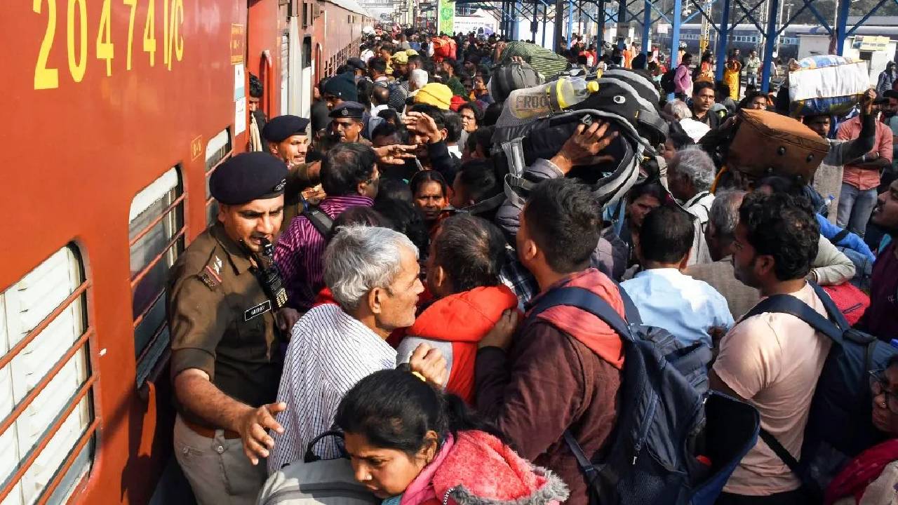 Indian Railways: రైల్వే శాఖ సంచలనం.. ఇక నుంచి సూట్ కేసులు, బస్తాలకు బస్తాలు రైల్లో మోసుకెళ్లడానికి చెల్లదు.. బ్యాగ్ వెయిట్.. Indian Railways: రైల్వే శాఖ సంచలనం.. ఇక నుంచి సూట్ కేసులు, బస్తాలకు బస్తాలు రైల్లో మోసుకెళ్లడానికి చెల్లదు.. బ్యాగ్ వెయిట్..