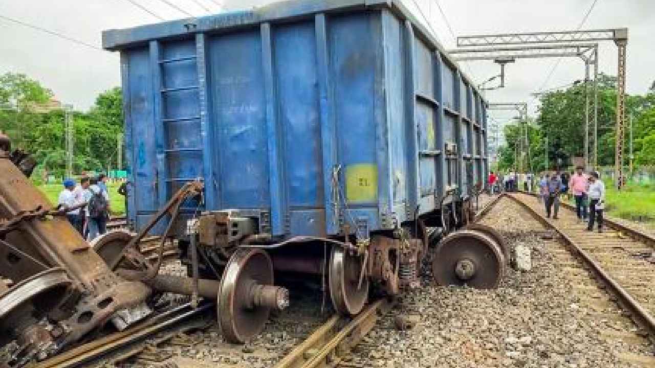 Jharkhand Trains Derail: జార్ఖండ్లో రైలు ప్రమాదం.. రెండు రైళ్లు ఢీ.. చెల్లాచెదురుగా పడ్డ 20 వ్యాగన్లు.. Jharkhand Trains Derail: జార్ఖండ్లో రైలు ప్రమాదం.. రెండు రైళ్లు ఢీ.. చెల్లాచెదురుగా పడ్డ 20 వ్యాగన్లు..