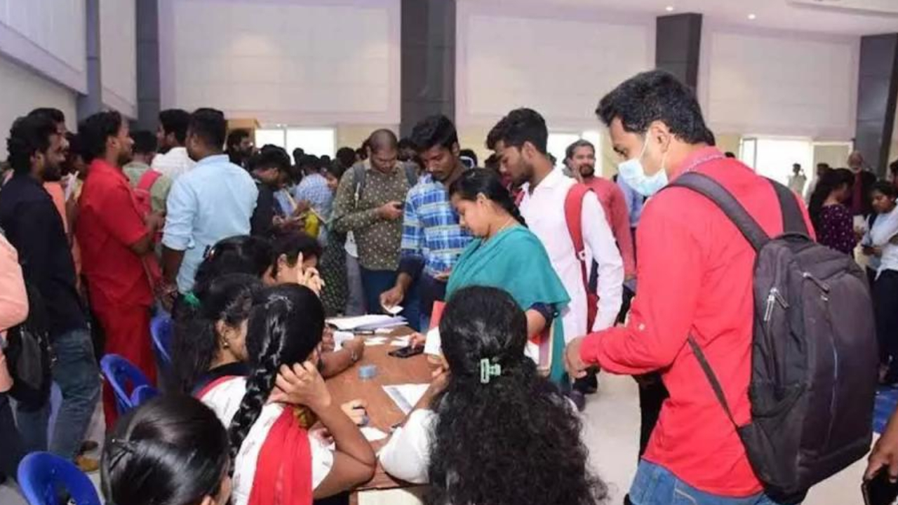 Job Mela: ఇంటర్, డిగ్రీ పాసైన వారికి బంపర్ ఆఫర్.. అమెజాన్, యాక్సిస్ సంస్థలో ఉద్యోగాలు.. అస్సలు మిస్ అవకండి Job Mela: ఇంటర్, డిగ్రీ పాసైన వారికి బంపర్ ఆఫర్.. అమెజాన్, యాక్సిస్ సంస్థలో ఉద్యోగాలు.. అస్సలు మిస్ అవకండి