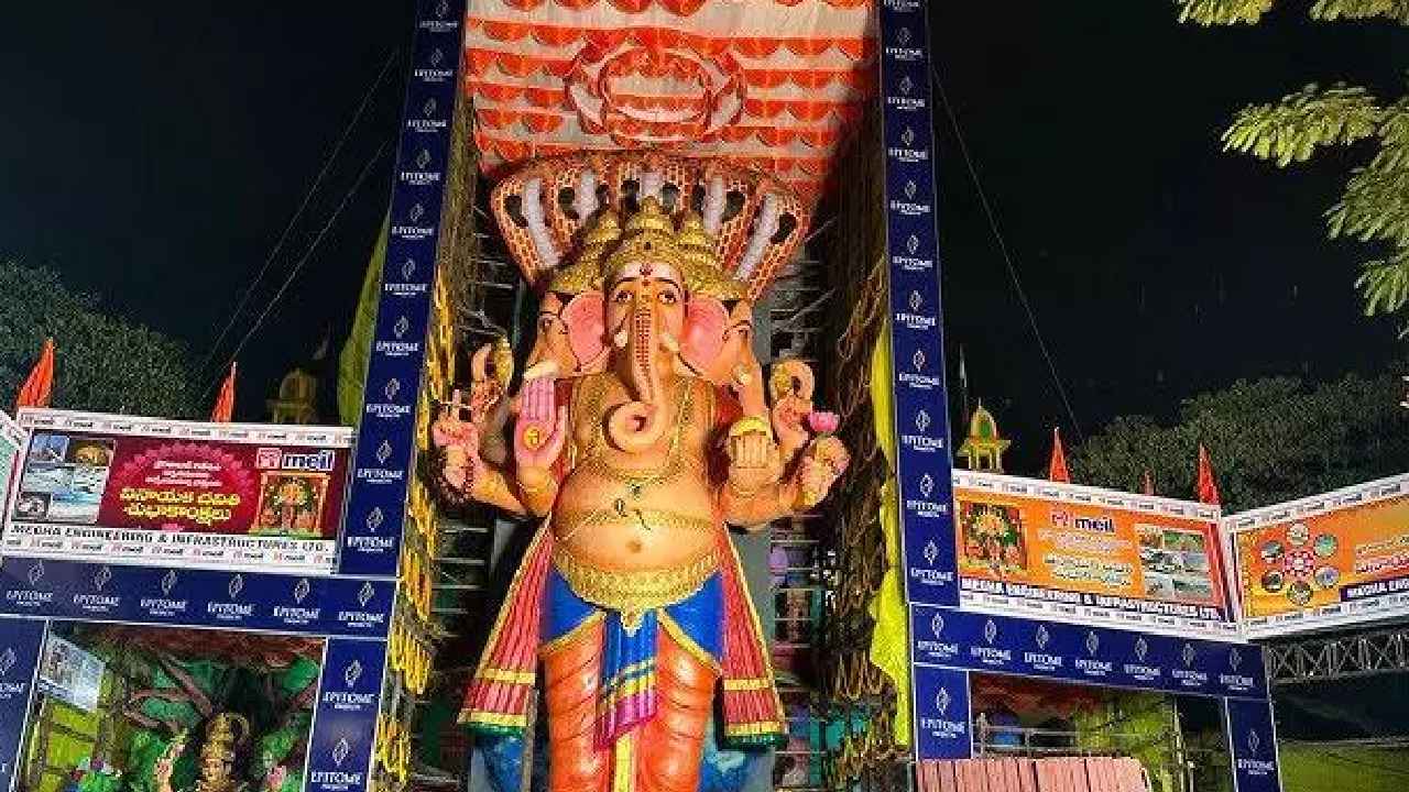 Khairatabad Bada Ganesh: దేవుడి దగ్గర వెకిలి చేష్టలు.. ఆడవారితో అసభ్యంగా.. తాటతీస్తున్న పోలీసులు Khairatabad Bada Ganesh: దేవుడి దగ్గర వెకిలి చేష్టలు.. ఆడవారితో అసభ్యంగా.. తాటతీస్తున్న పోలీసులు