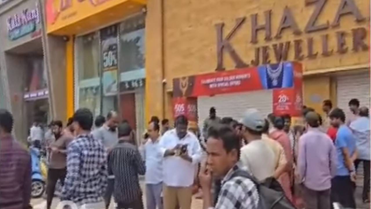 చందానగర్ ఖజానా జ్యూవెలరీ షాపులో దోపిడీ ఘటన.. వెలుగులోకి సంచలన విషయాలు.. ఎంత బంగారం దోచుకెళ్లారంటే..? చందానగర్ ఖజానా జ్యూవెలరీ షాపులో దోపిడీ ఘటన.. వెలుగులోకి సంచలన విషయాలు.. ఎంత బంగారం దోచుకెళ్లారంటే..?
