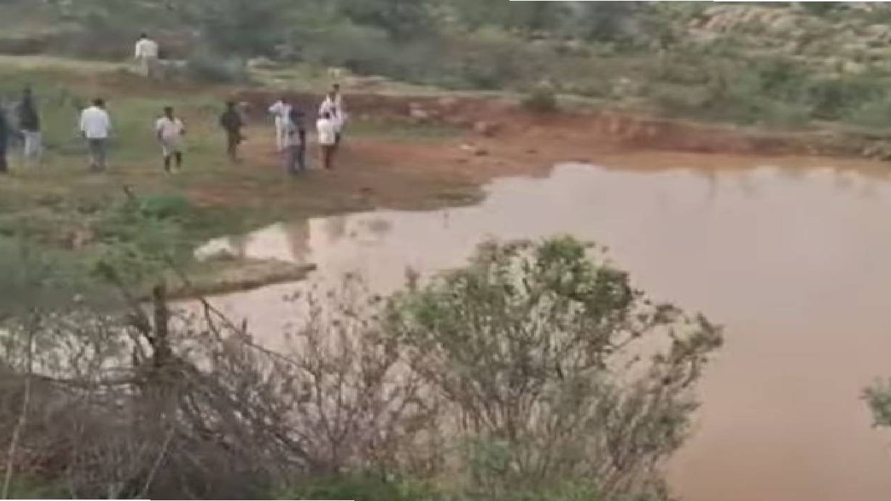 Kurnool Students Drown: కర్నూలు జిల్లాలో నీటికుంటలో మునిగిన 5వ తరగతి విద్యార్థులు.. ఆరుగురి మృతి Kurnool Students Drown: కర్నూలు జిల్లాలో నీటికుంటలో మునిగిన 5వ తరగతి విద్యార్థులు.. ఆరుగురి మృతి