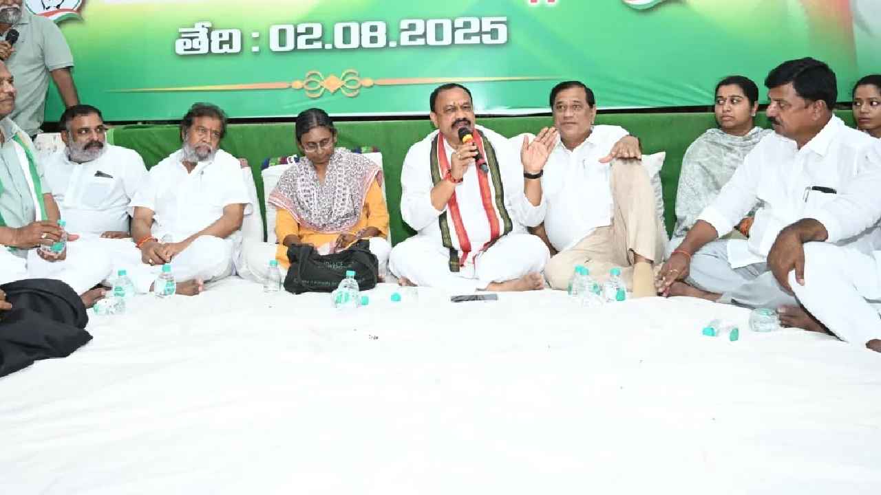 Mahesh Goud: కేసీఆర్ దోషి అని కాళేశ్వరం కమిషన్ చెప్పింది.. సొంత లాభం చూసుకున్నారు.. కాంగ్రెస్ పార్టీ గొప్పతనం గ్రూపులే- మహేశ్ కుమార్ గౌడ్ Mahesh Goud: కేసీఆర్ దోషి అని కాళేశ్వరం కమిషన్ చెప్పింది.. సొంత లాభం చూసుకున్నారు.. కాంగ్రెస్ పార్టీ గొప్పతనం గ్రూపులే- మహేశ్ కుమార్ గౌడ్