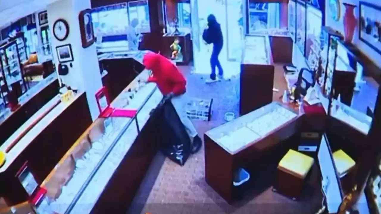 Massive Robbery: వామ్మో.. నగల దుకాణంలో భారీ చోరీ.. 90 సెకన్లలో రూ.17 కోట్ల విలువైన జువెలరీ అపహరణ.. వీడియో చూస్తే వణుకే.. Massive Robbery: వామ్మో.. నగల దుకాణంలో భారీ చోరీ.. 90 సెకన్లలో రూ.17 కోట్ల విలువైన జువెలరీ అపహరణ.. వీడియో చూస్తే వణుకే..